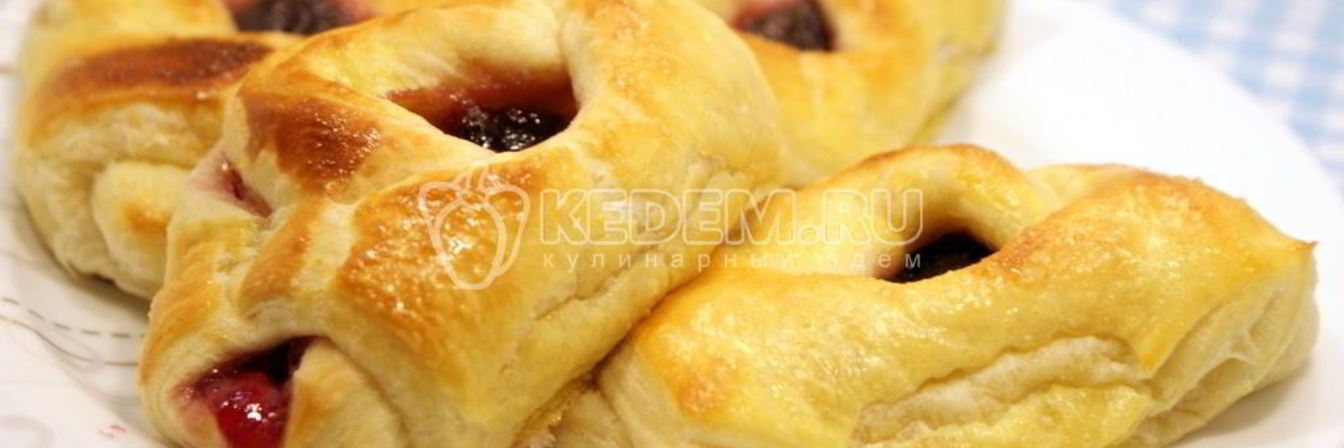 Расстегаи с черничным джемом