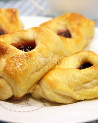 Расстегаи с черничным джемом