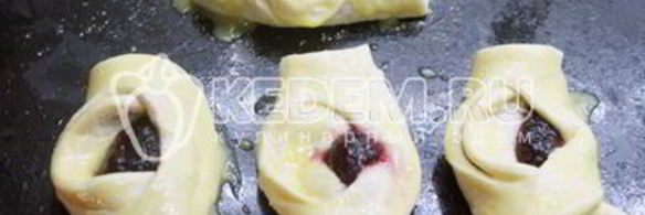 расстегаи с черничным джемом