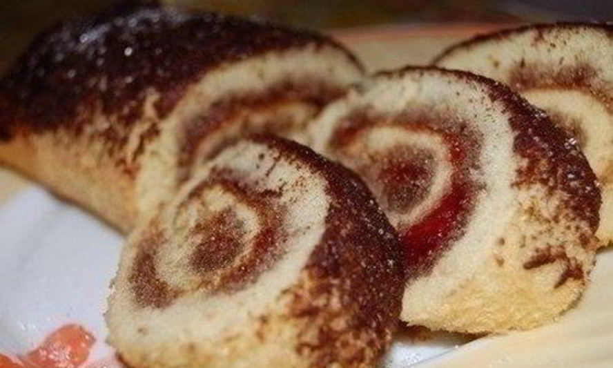 Рецепт рулета с джемом к чаю за 15 минут