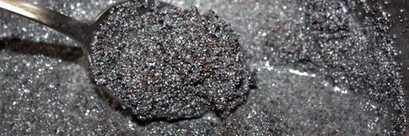 сдобный венок с маком и сливовым джемом