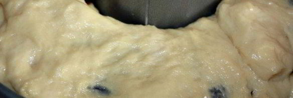 сдобный венок с маком и сливовым джемом