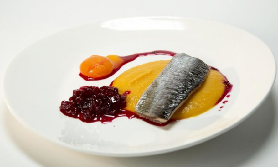 Рецепт сельди конфи с пармантье и свекольным джемом