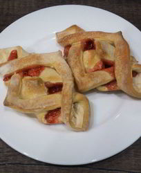 Слоеные булочки с малиновым джемом