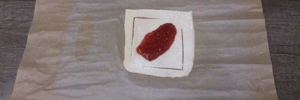 слоеные булочки с малиновым джемом