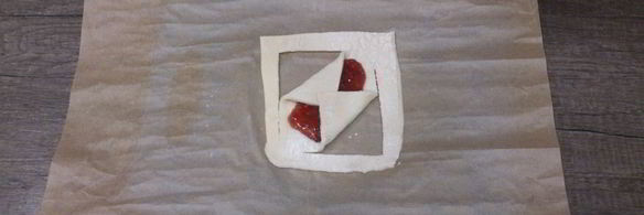 слоеные булочки с малиновым джемом