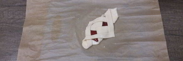 слоеные булочки с малиновым джемом