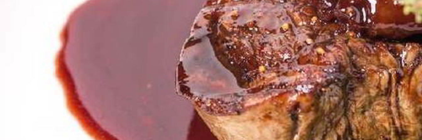 Сочная говядина с джемом из красной смородины