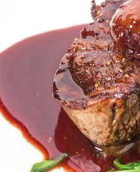 Сочная говядина с джемом из красной смородины