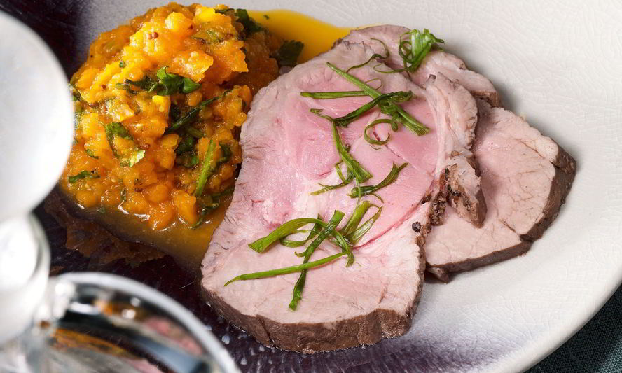 Рецепт свинины в луковой шелухе с морковным пюре и луковым джемом