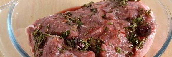 свинина, запеченная с вишневым джемом и вином