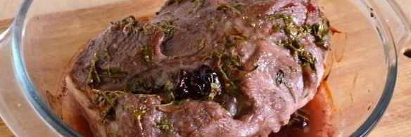 свинина, запеченная с вишневым джемом и вином