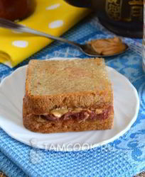Тосты с арахисовым маслом и джемом