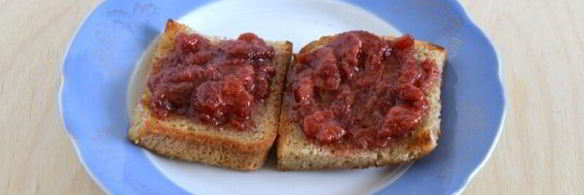 тосты с арахисовым маслом и джемом