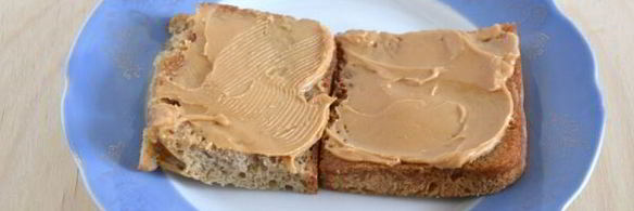 тосты с арахисовым маслом и джемом