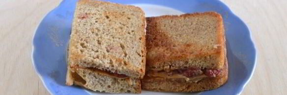 тосты с арахисовым маслом и джемом