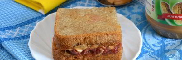 тосты с арахисовым маслом и джемом