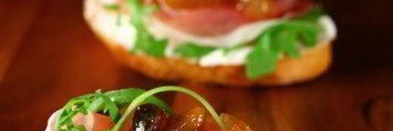 Тосты с сыром, прошутто и инжирным джемом