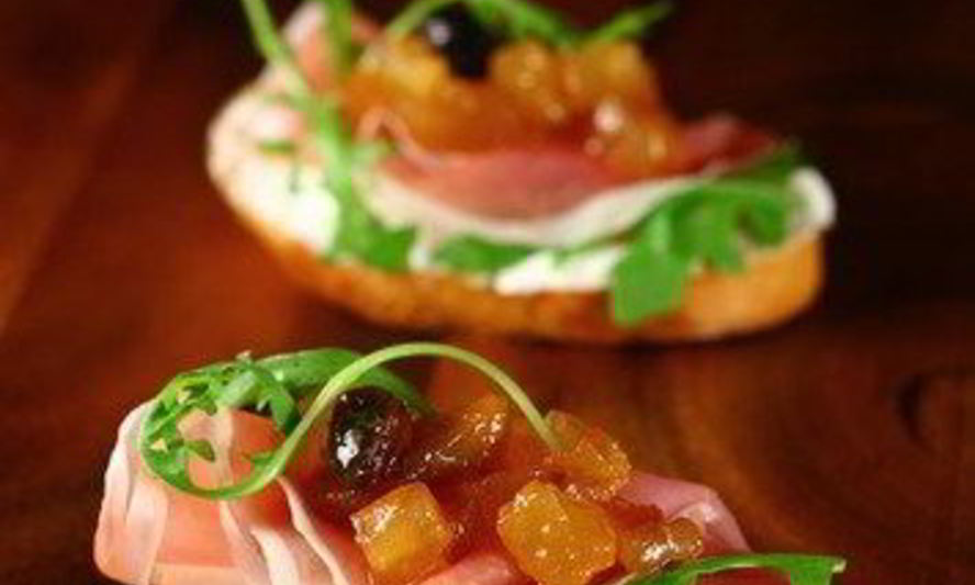 Рецепт тостов с сыром, прошутто и инжирным джемом