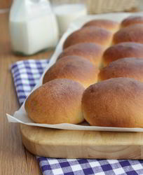 Ванильные сдобные булочки с джемом