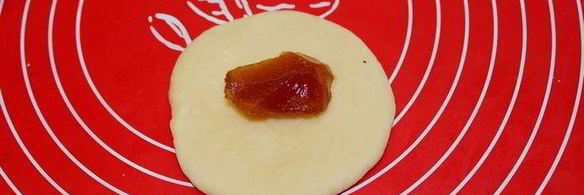 ванильные сдобные булочки с джемом