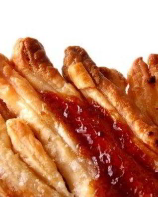 Жареный в тесте камамбер с клюквенным джемом