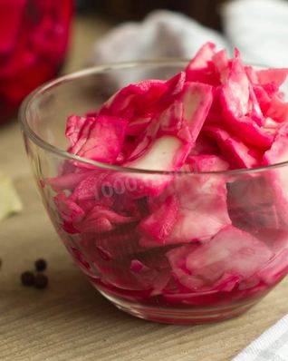 Капуста кусками со свеклой на зиму