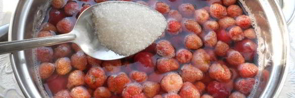 компот из клубники и черешни с мятой