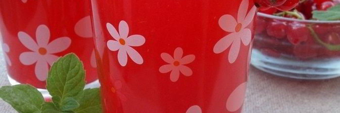 Компот из персиков и красной смородины