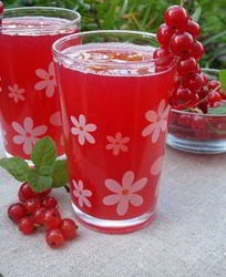 Компот из персиков и красной смородины