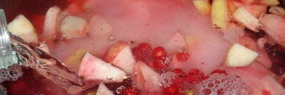 компот из персиков и красной смородины