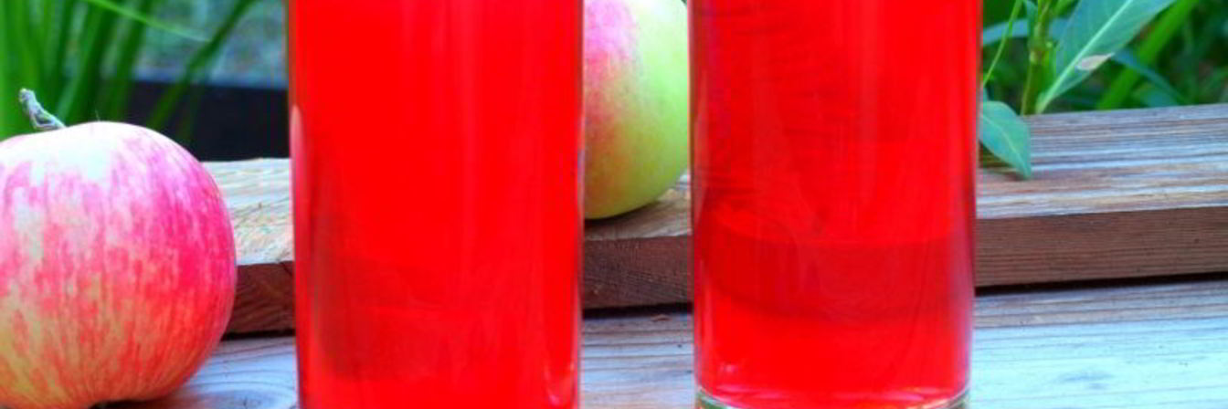 Компот из терна, яблок и ежевики с мятой и лимоном