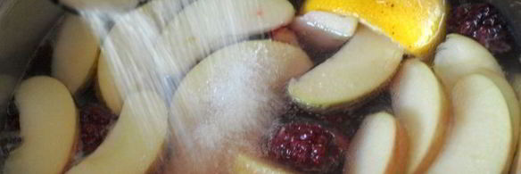 компот из терна, яблок и ежевики с мятой и лимоном