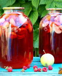 Компот из яблок, абрикос и ежевики