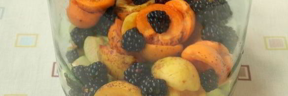 компот из яблок, абрикос и ежевики