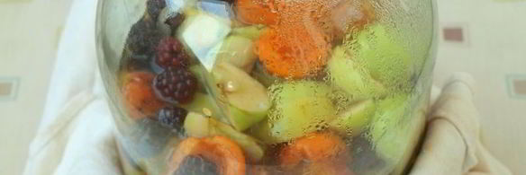 компот из яблок, абрикос и ежевики