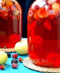 Компот из яблок, абрикосов и ягод на зиму