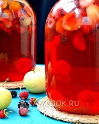 Компот из яблок, абрикосов и ягод на зиму