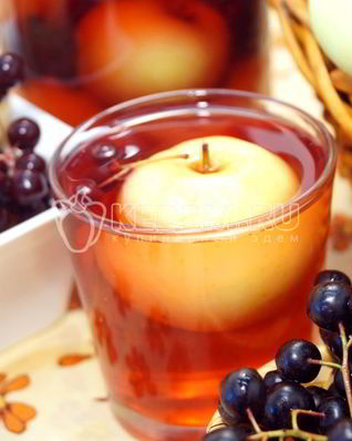 Компот из яблок и черноплодной рябины