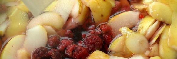 компот с яблоками, малиной, калиной и айвой
