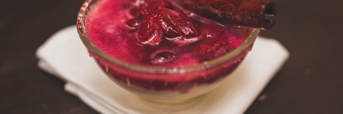 Миндальный крем с вишневым компотом