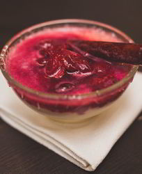 Миндальный крем с вишневым компотом