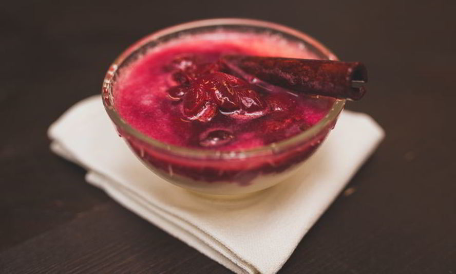 Рецепт миндального крема с вишневым компотом