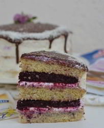 Ванильный торт с ягодным компоте