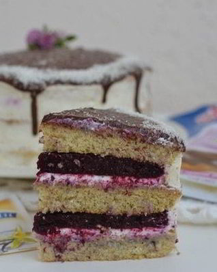 Ванильный торт с ягодным компоте