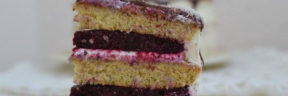 ванильный торт с ягодным компоте