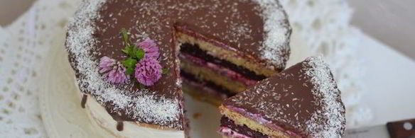 ванильный торт с ягодным компоте