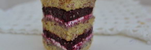 ванильный торт с ягодным компоте