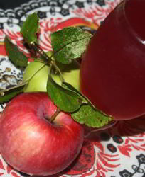 Яблочный компот с виноградными листочками