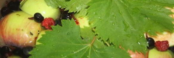 яблочный компот с виноградными листочками